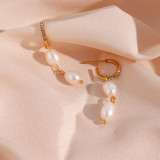1 par de elegantes pendientes colgantes chapados en oro de 18K con incrustaciones de perlas de agua dulce de acero inoxidable en forma de C