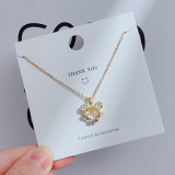 Collar con colgante de diamantes de imitación con incrustaciones de acero titanio y flor de corona en forma de corazón de estilo sencillo y bonito
