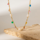 Collar chapado en oro con circonita y perlas de agua dulce con incrustaciones geométricas de acero inoxidable estilo INS