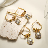 1 par de pendientes colgantes chapados en oro de 18K con incrustaciones geométricas de acero y titanio con perlas artificiales de circón