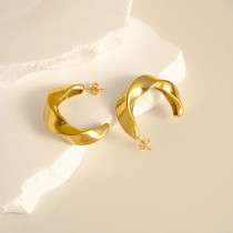 Pendientes pequeños en forma de C corrugados de acero inoxidable bañados en oro