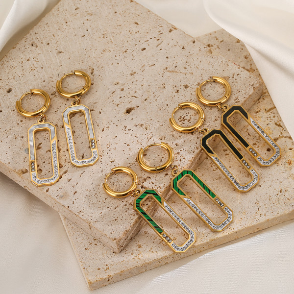 1 par de pendientes colgantes chapados en oro de 18 quilates con incrustaciones cuadradas de acero y titanio con circonita de estilo simple