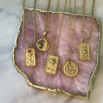Collar con colgante chapado en oro de 18 quilates con incrustaciones de acero inoxidable rosa con forma de corazón y sol de estilo sencillo informal