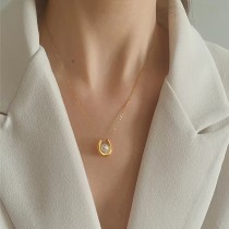 Elegante collar con colgante de perlas artificiales con incrustaciones de acero de titanio en forma de U