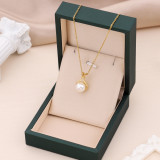 Collar con colgante chapado en oro de 18 quilates con incrustaciones de perlas artificiales geométricas de estilo simple y elegante