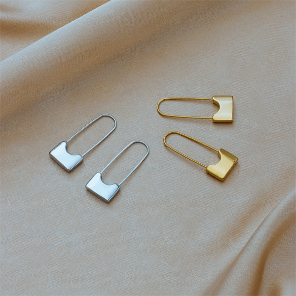1 par de pendientes punk chapados en color sólido de acero de titanio chapado en oro de 18 quilates