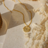 Collar con colgante chapado en oro de 18 quilates con incrustaciones de acero inoxidable y constelación de letras de estilo clásico retro