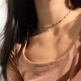 Lujoso collar geométrico chapado en oro de 18 quilates con incrustaciones de acero y titanio y circonitas
