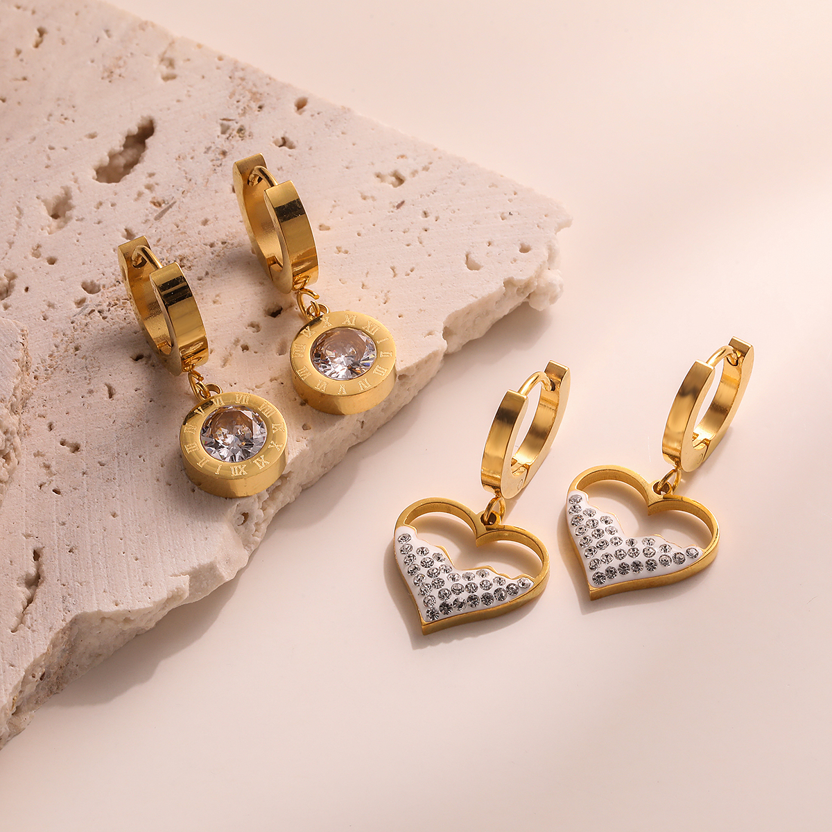 1 par de pendientes de gota chapados en oro de 18K con incrustaciones de acero de titanio y circonita redonda de estilo sencillo e informal con forma de corazón