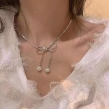 Collar elegante de perlas artificiales con incrustaciones de acero titanio y nudo de lazo dulce