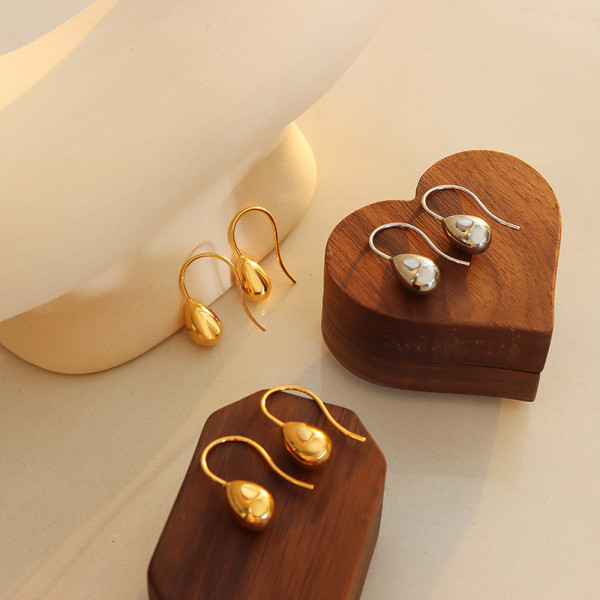 Pendientes chapados en oro de acero titanio con colgante en forma de gota de agua de moda creativa