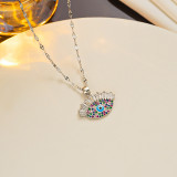 Collar con colgante chapado en oro de 18 quilates con incrustaciones de epoxi y acero de titanio con ojo brillante