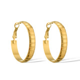 1 par de aretes de aro chapados en oro de 18 quilates de acero titanio con revestimiento de hojas de viaje de estilo simple