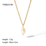 Collar con colgante chapado en oro de 18 quilates con perlas de acero inoxidable de color sólido de estilo simple