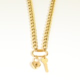 Collar de acero de titanio y oro galvanizado de 18 quilates con colgante de corazón y llave central con cerradura a la moda