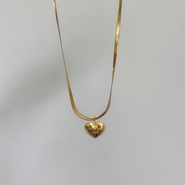 Collar con colgante chapado en oro de 18 quilates con revestimiento de acero de titanio en forma de corazón de estilo simple retro