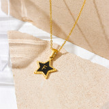 Collar con colgante chapado en oro de acero de titanio con forma de estrella y letra de estilo simple