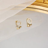 1 par de aretes chapados en oro de 14 quilates con incrustaciones de diamantes de imitación redondos de estilo simple