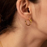 1 par de pendientes chapados en oro de 18 quilates de acero de titanio con revestimiento de color sólido de estilo simple