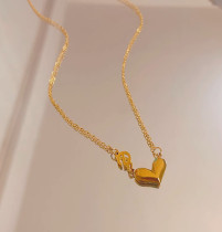 Collar chapado en oro de 18 quilates con revestimiento de acero de titanio con forma de corazón y letra de estilo simple y elegante