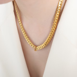 Collar chapado en oro de 18 quilates con incrustaciones de acero y titanio de color sólido lujoso retro hip-hop
