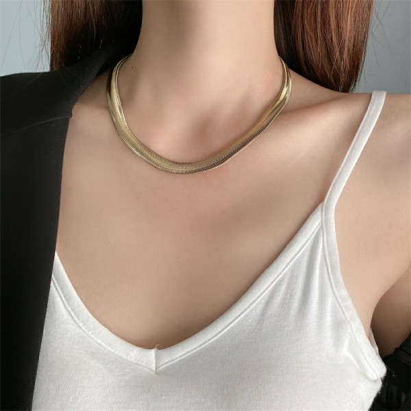 Collar chapado en oro con revestimiento de acero de titanio de color sólido Commute