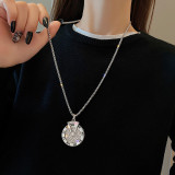 Collar con colgante de diamantes de imitación con incrustaciones de acero de titanio redondo estilo romano básico estilo moderno cadena para suéter