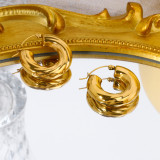 1 par de pendientes chapados en oro de 18 quilates de acero inoxidable grueso con revestimiento pulido a rayas en espiral de estilo Simple Retro