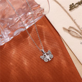 El chapado de acero inoxidable de la mariposa de la letra del estilo simple romántico ahueca hacia fuera el collar pendiente plateado oro 18K
