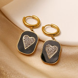 1 par de pendientes colgantes chapados en oro de 18 quilates con incrustaciones de acero de titanio y circonita brillante en forma de corazón