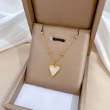 Collar colgante chapado en oro de titanio con forma de corazón para mujer