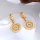 1 par de pendientes colgantes chapados en oro de 18 quilates con revestimiento de letras de estilo romano de estilo simple