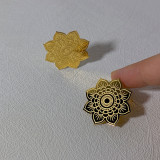 1 par de pendientes chapados en oro de 18 quilates con diseño de hojas y flores de estilo dulce y sencillo
