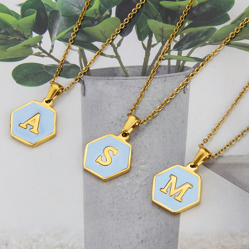 Joyería al por mayor, collar de acero inoxidable con colgante de 26 letras de concha azul Hexagonal a la moda, joyería