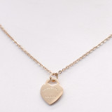 Collar chapado en oro de 18 quilates de acero inoxidable con forma de corazón y letra de estilo simple al por mayor