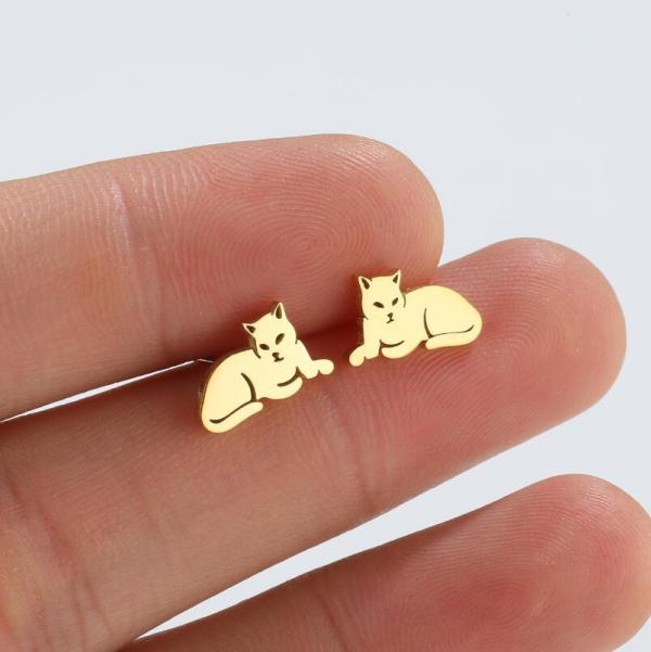 1 par de pendientes chapados en acero de titanio con diseño de gato a la moda
