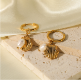 1 par lindo estilo simple estilo clásico festoneado chapado acero inoxidable perla artificial titanio acero chapado en oro pendientes