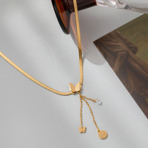 Collar chapado en oro de 18 quilates con incrustaciones de acero de titanio y mariposa de estilo simple