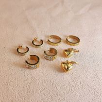 1 par de pendientes chapados en oro de 18K con incrustaciones de acero de titanio y circonita en forma de C circular estilo Simple estilo IG