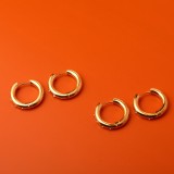 1 par de pendientes chapados en oro de 18 quilates de acero de titanio con revestimiento redondo de estilo simple e informal
