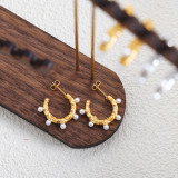 1 par de pendientes elegantes chapados en forma de C de estilo moderno con perlas de imitación de acero y titanio chapados en oro de 18 quilates