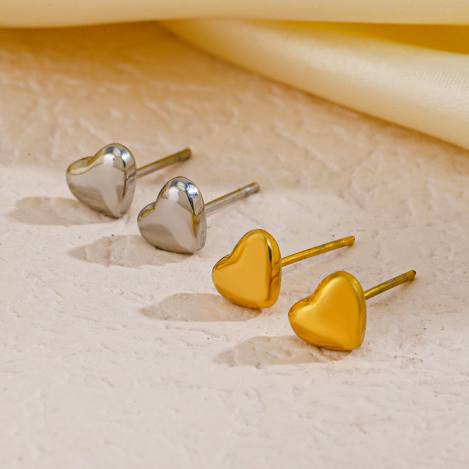 1 par de aretes chapados en oro de 18 quilates con forma de corazón de estilo informal y sencillo