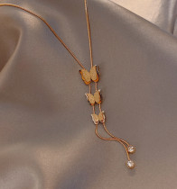 Collar con colgante chapado en oro de 18 quilates con incrustaciones de acero de titanio y mariposa elegante