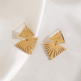 1 par de lujosos pendientes de gota chapados en oro y acero de titanio tallado en forma de triángulo nupcial reina de lujo