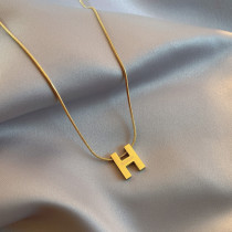 Collar con colgante chapado en oro de 18 quilates con revestimiento de acero de titanio con letras de estilo simple