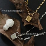 Collar chapado en oro de 18 quilates de acero titanio con cadena de bloqueo de remache europea y americana