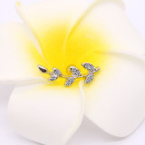 Pendientes de cartílago chapados en oro blanco, elegantes con incrustaciones de hojas tropicales hawaianas, aleación de acero inoxidable, diamantes de imitación, 1 pieza