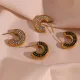 1 par de pendientes chapados en oro de 18 quilates con incrustaciones de diamantes de imitación chapados en acero inoxidable en forma de C estilo clásico estilo clásico básico