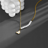 Collar con colgante chapado en oro de 18 quilates con incrustaciones de acero de titanio y perlas artificiales de mariposa en forma de corazón dulce