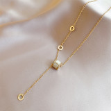 Elegante collar con colgante chapado en oro con incrustaciones de acero inoxidable y circonitas de color sólido